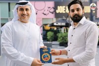 दुबई आर्ट कल्चर के निदेशक खलील अब्दुल वाहिद के साथ मनीष, पत्रिका फोटो