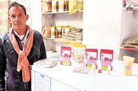 किसान बालुदास वैष्णव और लेमन ग्रास से तैयार प्रोडक्ट, पत्रिका फोटो