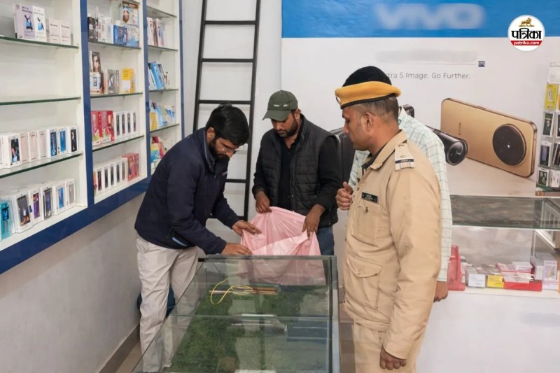 मोबाइल शॉप में चोरी की वारदात, जांच करती पुलिस, पत्रिका फोटो