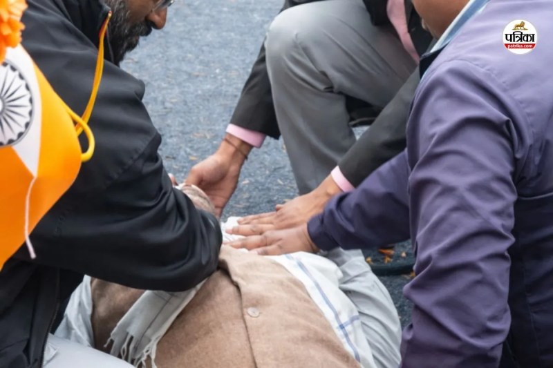 पूर्व सरपंच को सीपीआर देते शिक्षक, पत्रिका फोटो