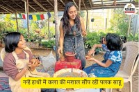 नन्हें हाथों में कला की मशाल सौंप रहीं पलक साहू (फोटो सोर्स- पत्रिका)