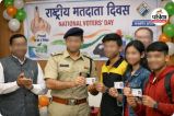 नए युवा मतदाताओं को मिला ईपिक कार्ड (photo source- Patrika)
