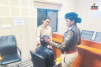 महिला थाना में फूूट-फूूटकर रोई महिला (फोटो सोर्स- पत्रिका)