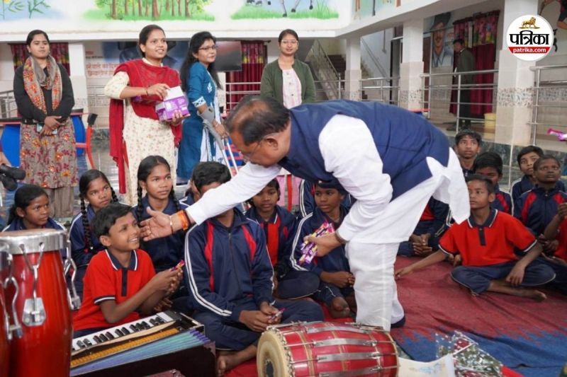 दिव्यांग बच्चों के बीच पहुंचे CM साय (फोटो सोर्स- DPR)