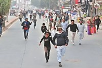 दादा-पोता-पोती की अनोखी रेस में दिखी रिश्तों की गर्माहट, पत्रिका फोटो