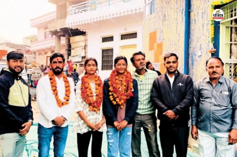 पुलिस कांस्टेबल पद पर चयनित ईशा और आंचल परिजनों के साथ, पत्रिका फोटो