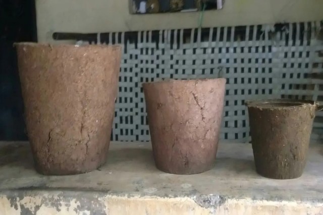 

उत्तर प्रदेश में पॉलीथिन की जगह गाय के गोबर से बने गमलों का प्रयोग, 7000 गोशालाओं में उत्पादन की योजना
