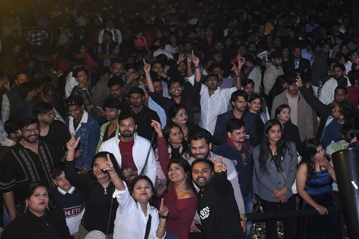 Kota New Year celebrations crowd and performers
