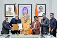 मुख्यमंत्री योगी आदित्यनाथ ने निवेशकों को भूमि आवंटन पत्र सौंपे (फोटो सोर्स : WhatsApp News Group)