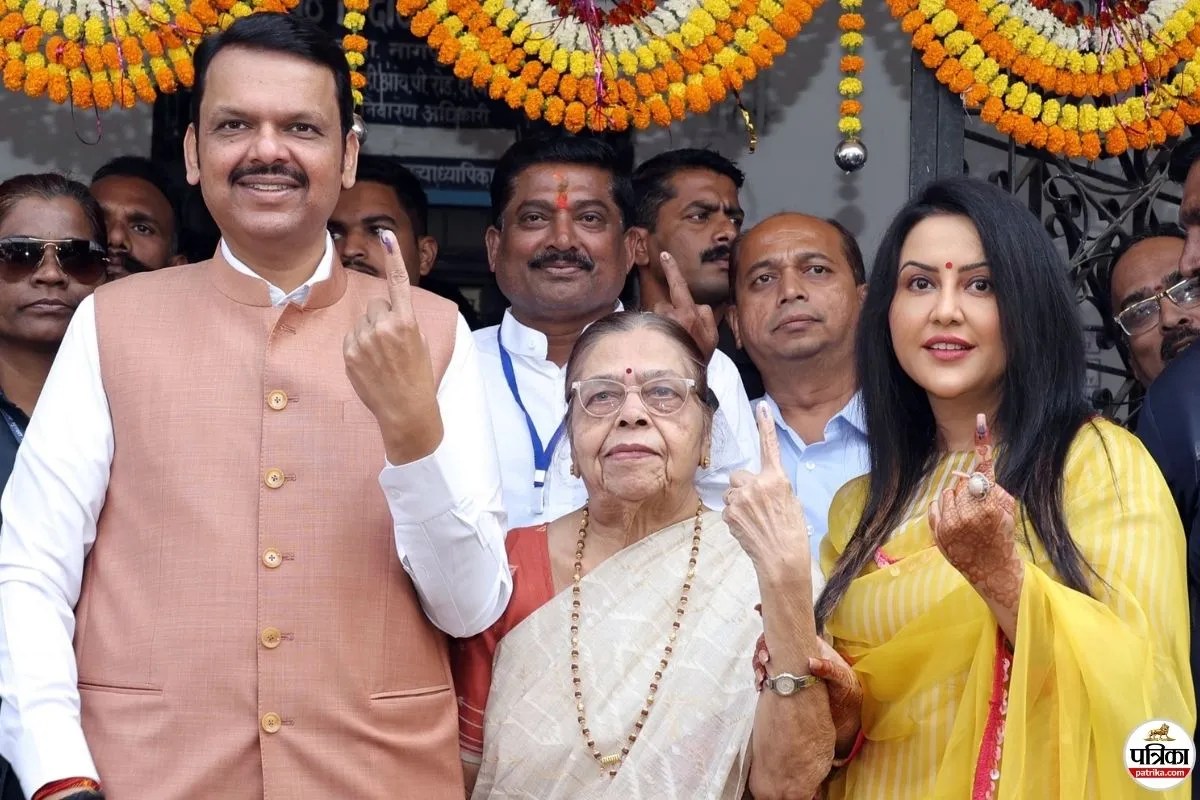Devendra Fadnavis show ink-marked finger after casting vote