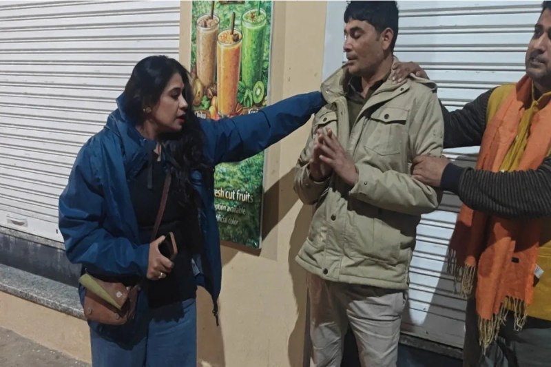 Drunk constable creates ruckus, Drunk constable creates ruckus in Pushkar, Drunk constable creates ruckus in Rajasthan, Pushkar News, Rajasthan News, नशे में कांस्टेबल का हंगामा, नशे में कांस्टेबल का हंगामा इन पुष्कर, नशे में कांस्टेबल का हंगामा इन राजस्थान, पुष्कर न्यूज, राजस्थान न्यूज