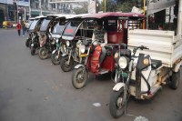 ई-रिक्शा और टेंपो पर सख्ती, लाइसेंस फीस अनिवार्य, हजरतगंज में 70 वाहन सीज (फोटो सोर्स : WhatsApp News Group)