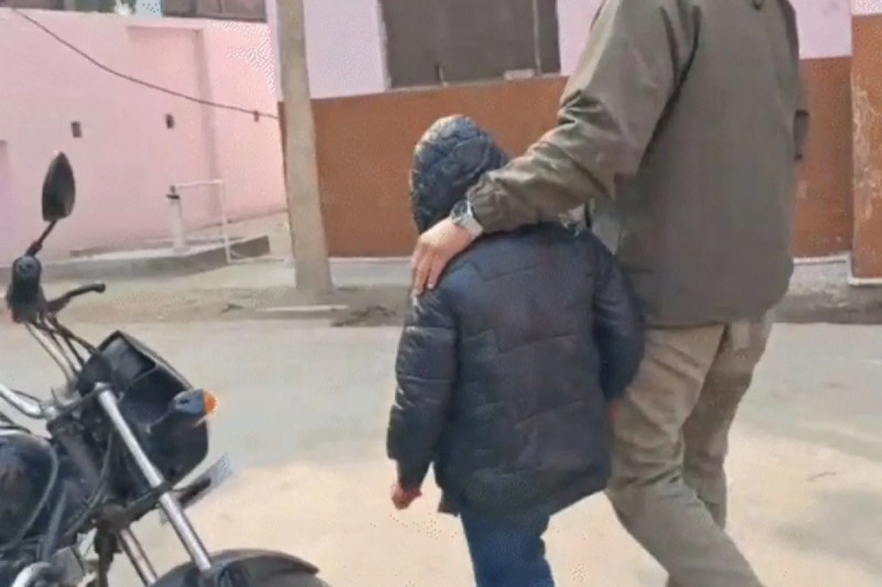 फर्श पर मां का शव और पास बैठा 8 साल का सहारा