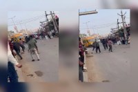 Lathi fight in Deeg, fight in Deeg, fight video in Deeg, fight video goes viral in Deeg, Deeg news, Rajasthan news, Bharatpur news, डीग में लाठी जंग, डीग में मारपीट, डीग में मारपीट वीडियो, डीग में मारपीट वीडियो वायरल, डीग न्यूज, राजस्थान न्यूज, भरतपुर न्यूज