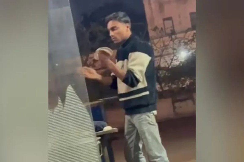 रोटियों पर थूकने का VIDEO वायरल