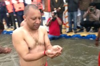 प्रयागराज पहुंचे सीएम योगी