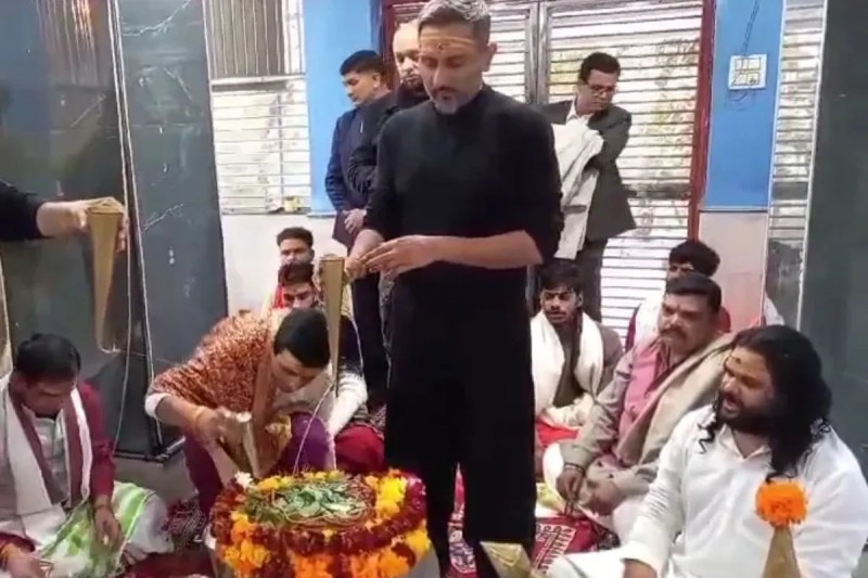 Honey Singh visit Haridwar Temple he performing rudrabhishek at nileshwar mahadev temple amid delhi cold weather video