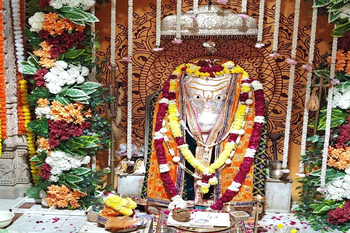 Devotees at Khade Ganesh temple in Kota