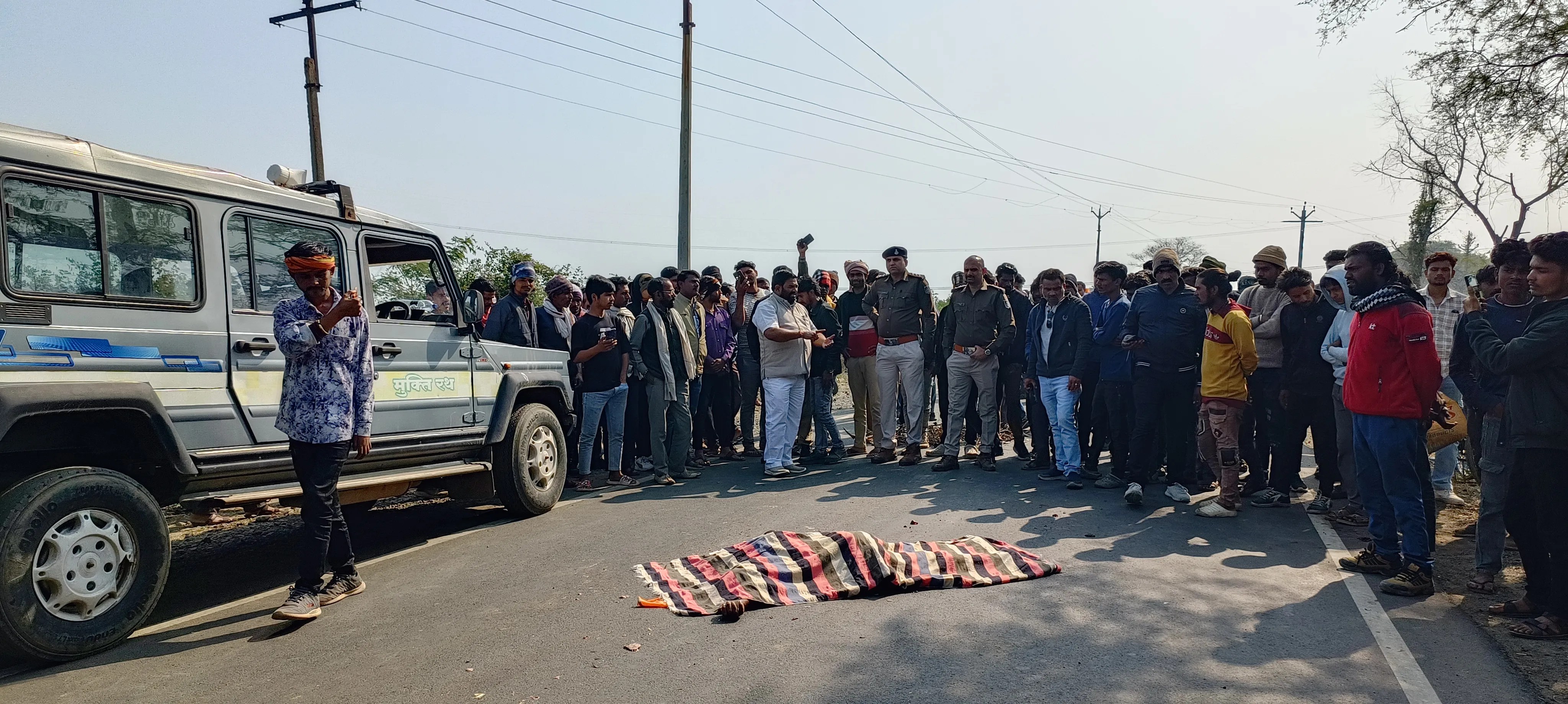 An unknown heavy vehicle crushed a youth, angry villagers blocked the road for four hours.