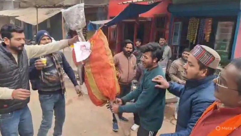 सपा प्रदेश अध्यक्ष का पुतला फूंकते हिंदू संगठन (फोटो सोर्स- पत्रिका)