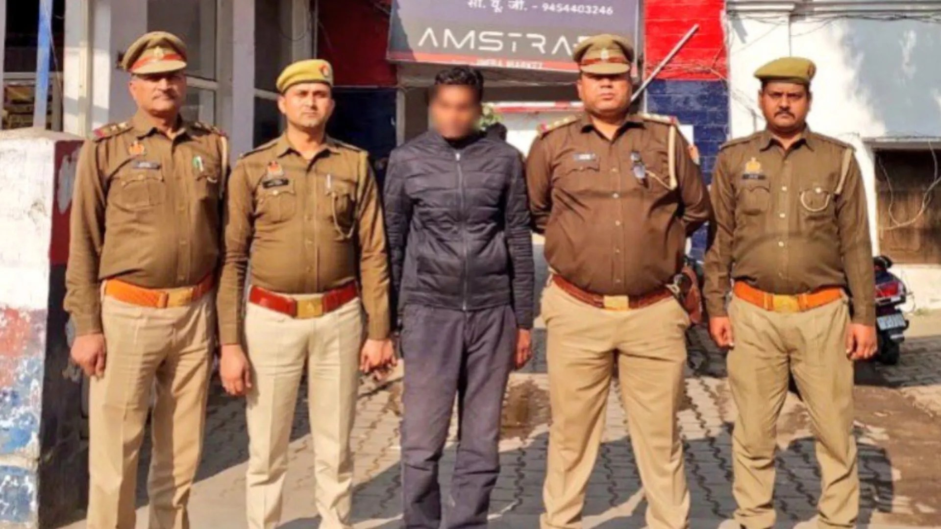 पुलिस की गिरफ्त में आरोपी फोटो सोर्स- एटा पुलिस