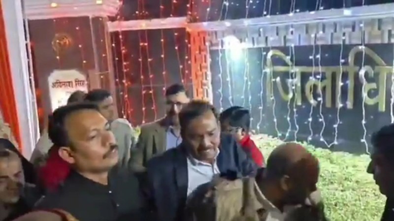 अलंकार अभिनेत्री का डीएम पर बंधक बनाए जाने का आरोप फोटो सोर्स- वीडियो ग्रैब पत्रिका