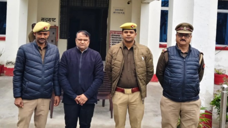 पुलिस की गिरफ्त में पीजीआई लखनऊ में नौकरी दिलाने वाला ठग, फोटो सोर्स- उन्नाव पुलिस