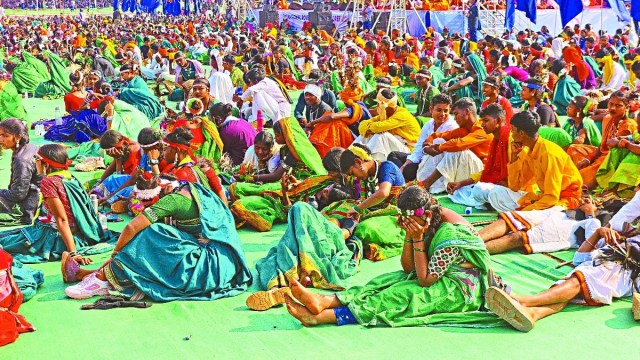 पत्रिका के पास जो तस्वीर है, उसमें साफ दिखाई दे रहा है कि कैसे तेज धूप के बीच बच्चे सो गए। कुछ बच्चों को चक्कर भी आया तो तत्काल प्राथमिक उपचार किया गया।