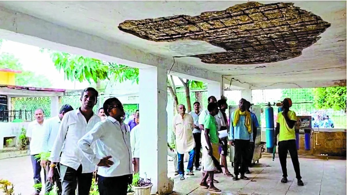 पढ़ाई के दौरान स्कूल में छत गिरने की खबरों के बाद भी जिला शिक्षा विभाग नहीं ले रहे सबक। शासन से स्वीकृति के इंतजार में स्कूल भवनों का नहीं हो रहा है कायाकल्प।