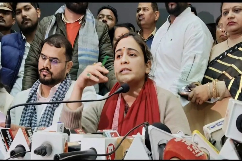 प्रदर्शन, तोड़फोड़ और आरोपों के बीच वीसी व महिला आयोग आमने-सामने (फोटो सोर्स : WhatsApp News Group)