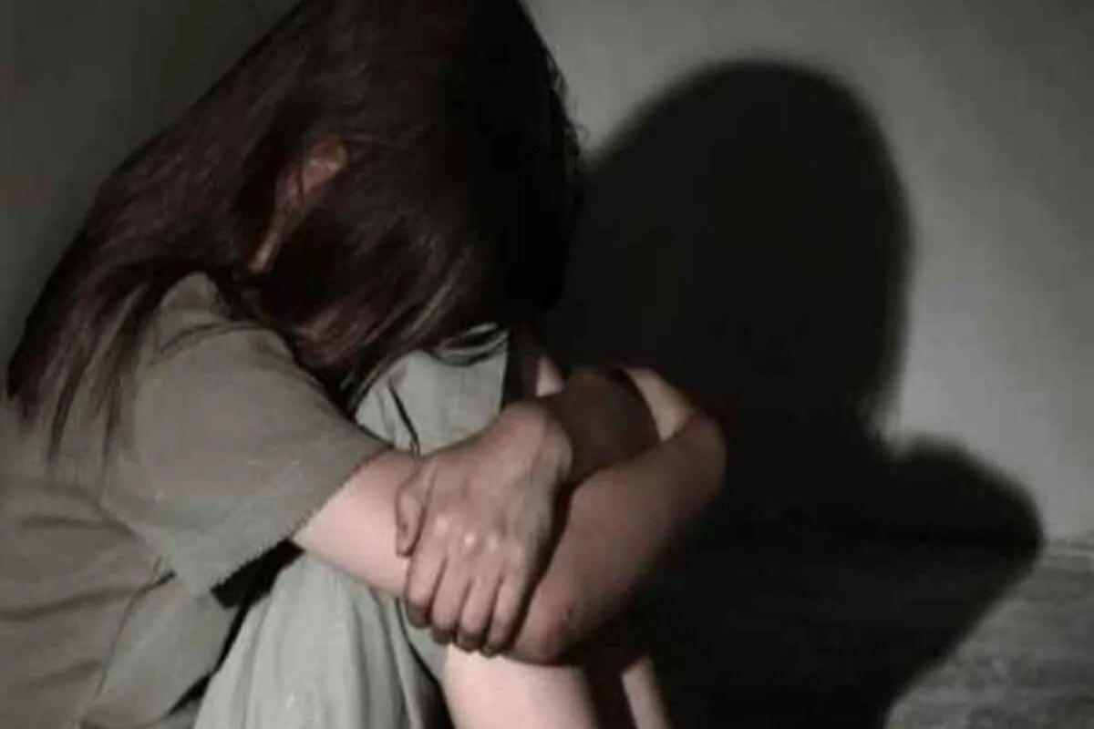 भाई और मां पर 23 वर्षीय लड़की के साथ बलात्कार का आरोप