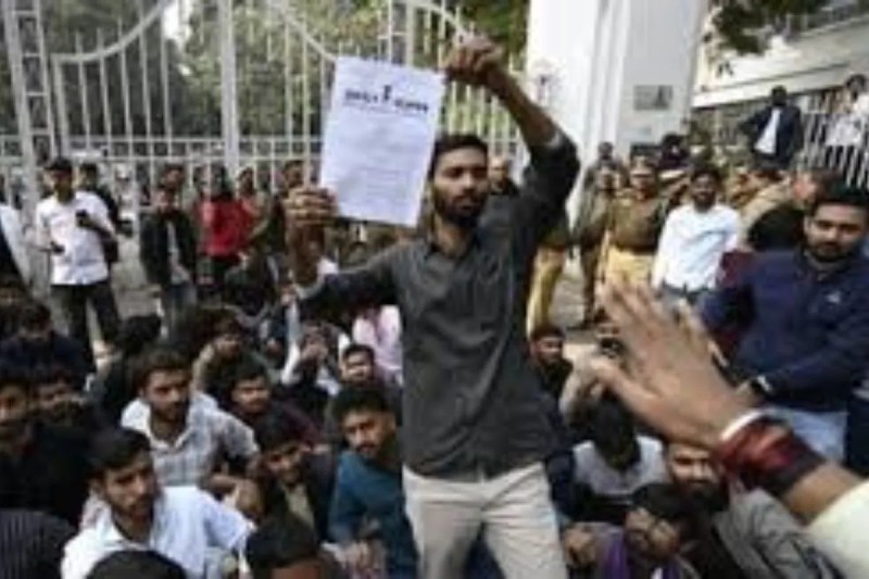 UGC कानून के खिलाफ सड़कों पर उतरा लखनऊ