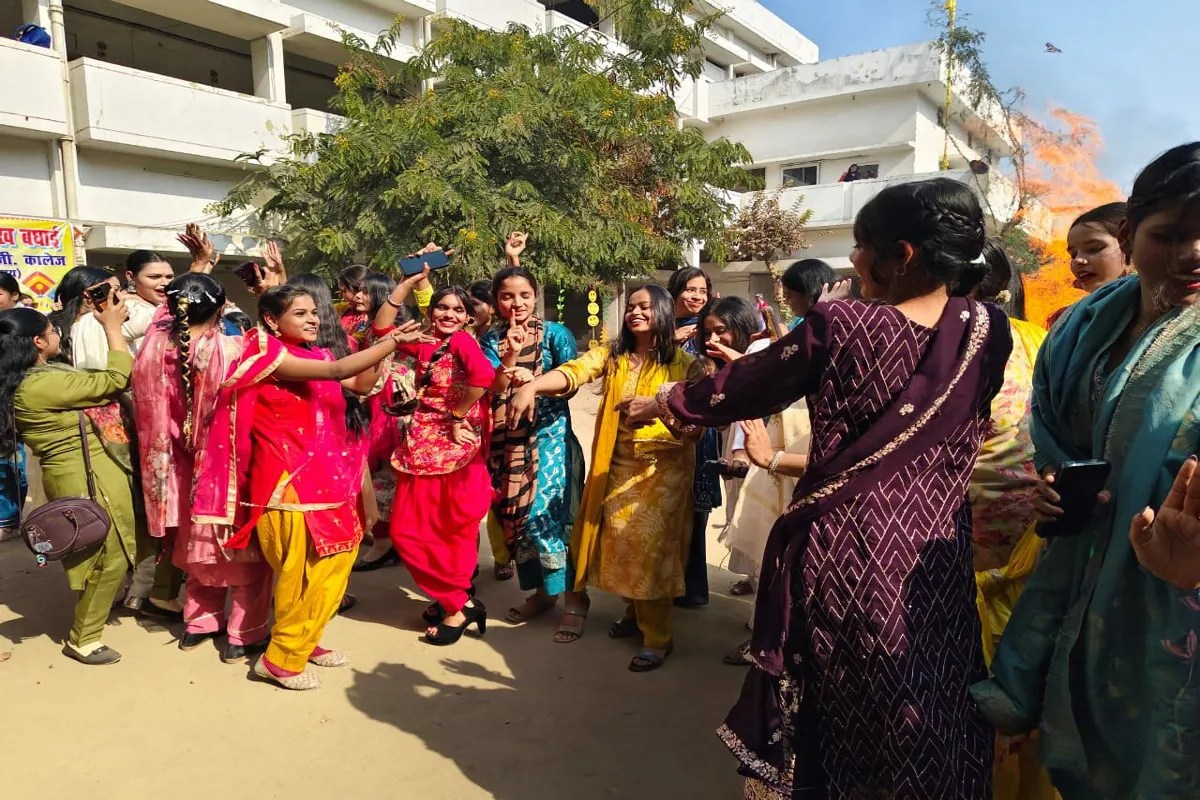 लोहड़ी की धूम 2026” कार्यक्रम में छात्राओं ने बिखेरा उल्लास, परंपरा और संस्कृति का रंग (फोटो सोर्स : WhatsApp News Group)