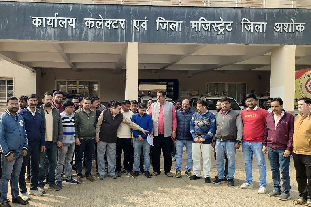 कांग्रेस पार्षद पर FIR की मांग, SP ऑफिस पहुंचे कर्मचारी