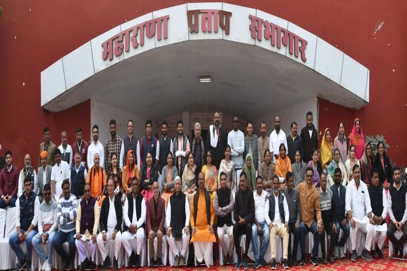 Members in nagar nigam bord meeting.mp4