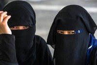 सहेलियों पर जबरन बुर्का पहनाने का आरोप