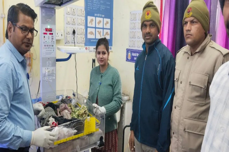 Newborn found in toilet, Newborn found in toilet in Karauli, Newborn found in toilet in Rajasthan, Karauli News, Rajasthan News, टायलेट में मिली नवजात, करौली में टायलेट में मिली नवजात, राजस्थान में टायलेट में मिली नवजात, करौली न्यूज, राजस्थान न्यूज, Hindaun City, Hindaun City News, हिंडौन सिटी, हिंडौन सिटी न्यूज