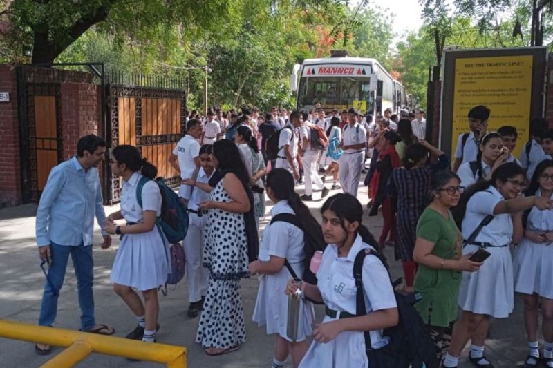 नोएडा के स्कूलों में ईमेल धमकी से हड़कंप!
