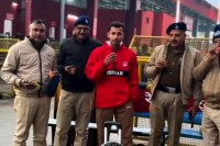 दातून बेचने वाला आकाश यादव फिर माघ मेले में छाया