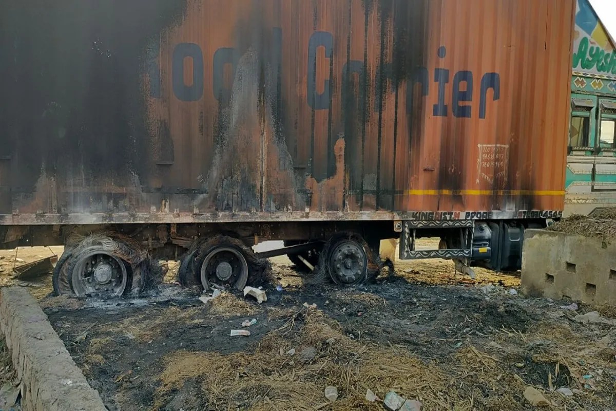 कॉस्मेटिक लदे 12 चक्का ट्रक में लगी आग, लाखों का नुकसान, जनहानि से बचाव (फोटो सोर्स : WhatsApp News Group)
