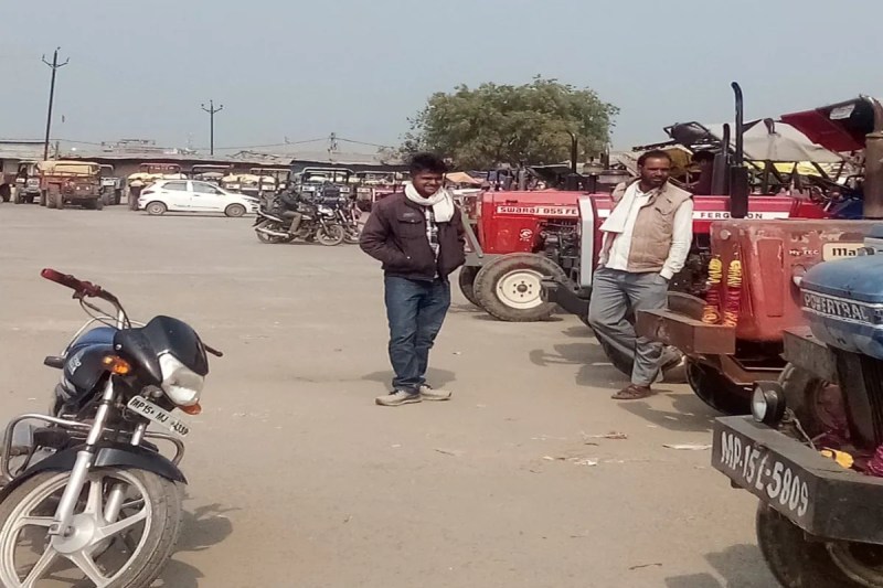 Traders in the market closed the post office without notice, officials started it after an hour, an indefinite strike will start from January 27