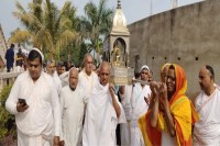 A procession was taken out in Shrutdham, Lord Rishabhnath was anointed and Shantidhara was performed.