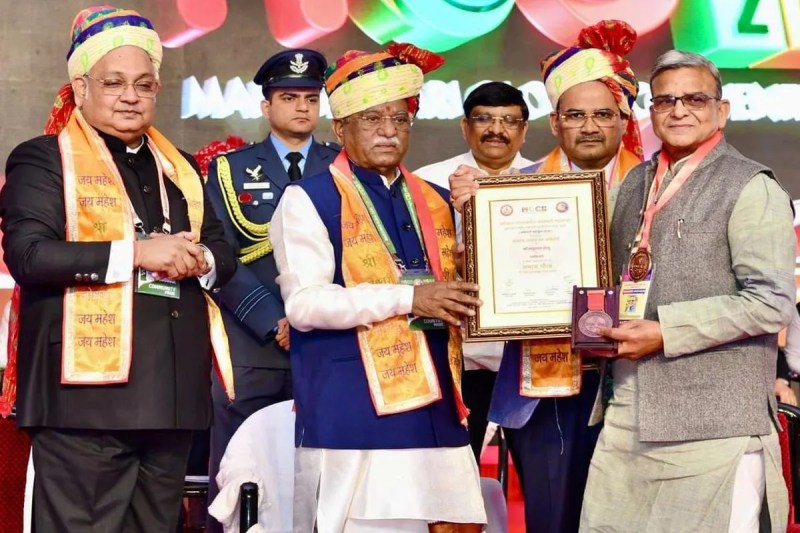Governor Bagde honoured environmentalist Jaju with the title of 'Social Pride'