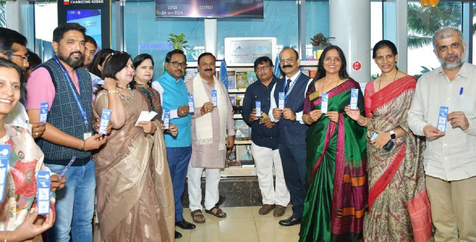 हुब्बल्ली एयरपोर्ट पर एयरपोर्ट लाइब्रेरी का उद्घाटन करते विधायक महेश टेंगिनकाई।