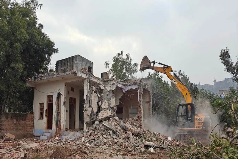 मुआवजा लेने के बाद भी नहीं छोड़ रहे थे कब्जा