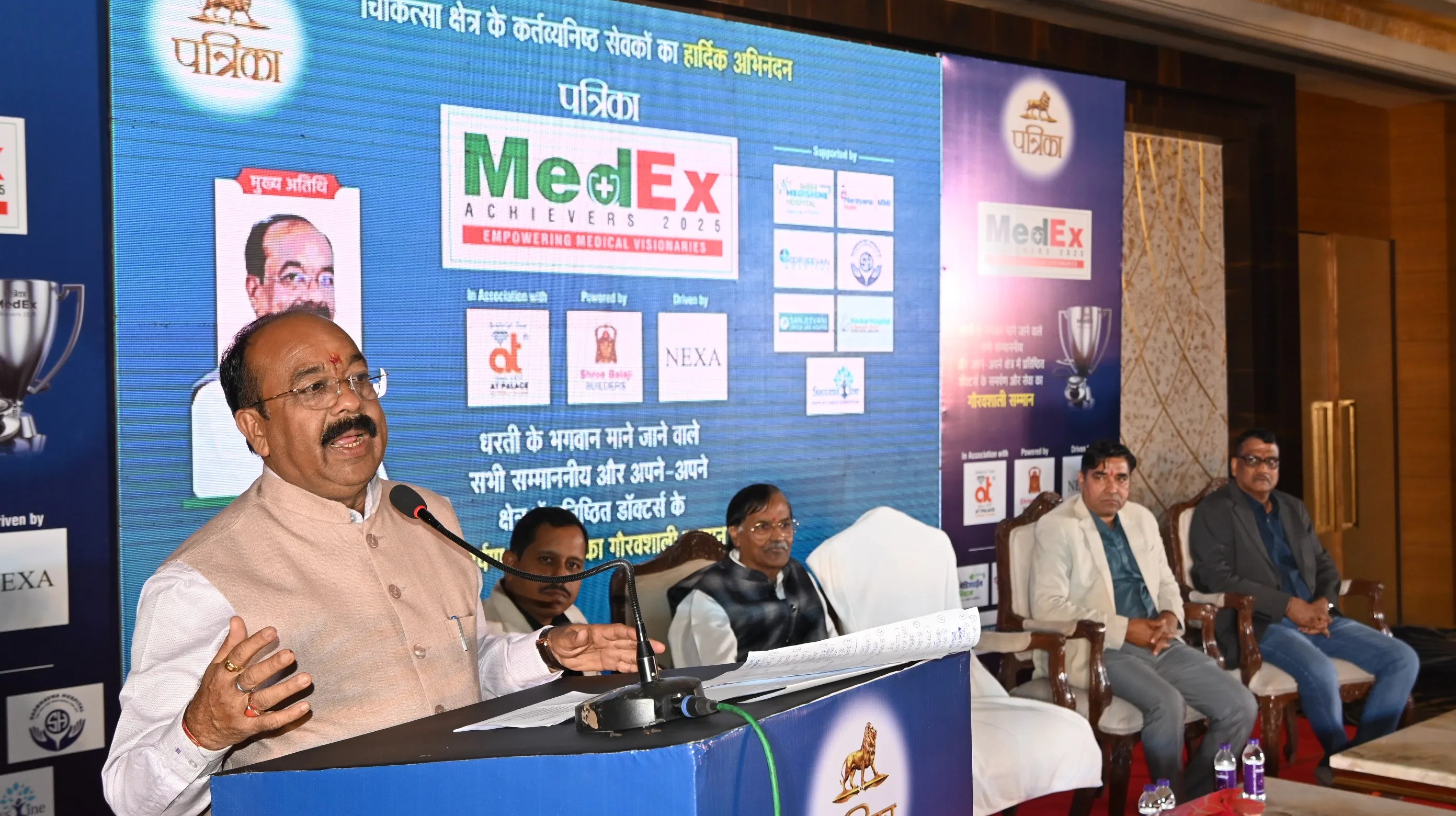 Award: कैसी भी परिस्थिति हो, इनकी सेवा भावना कम नहीं होती: उपमुख्यमंत्री