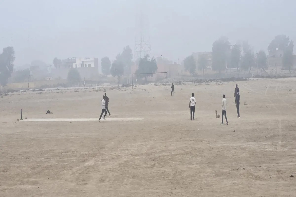 बज्जू में क्रिकेट खेलते खिलाड़ी।