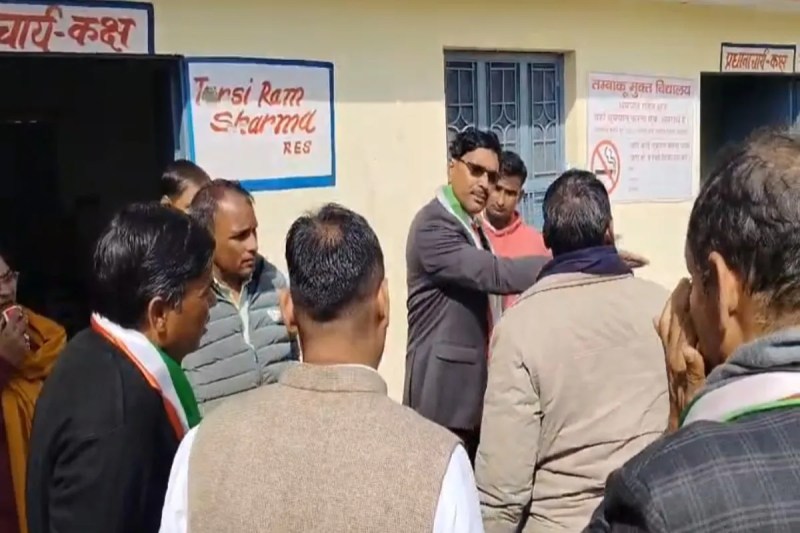 Fight between teachers, abuse among teachers, Bharatpur News, Rajasthan News, Government Teacher News, Rajasthan News, शिक्षकों के बीच मारपीट, शिक्षकों में गाली गलौच, भरतपुर न्यूज, राजस्थान न्यूज, सरकारी शिक्षक न्यूज, राजस्थान न्यूज