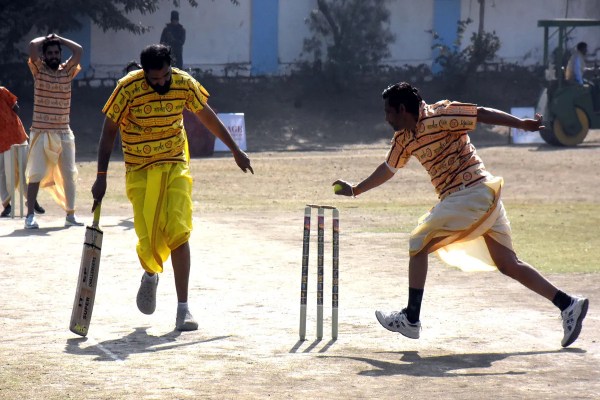 Dhoti Kurta me Criket Match 