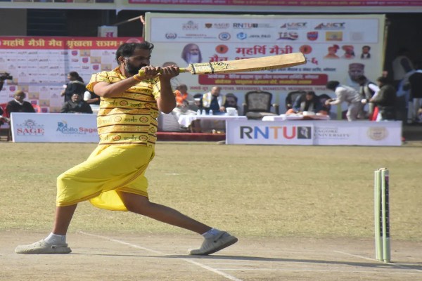 Dhoti Kurta me Criket Match 